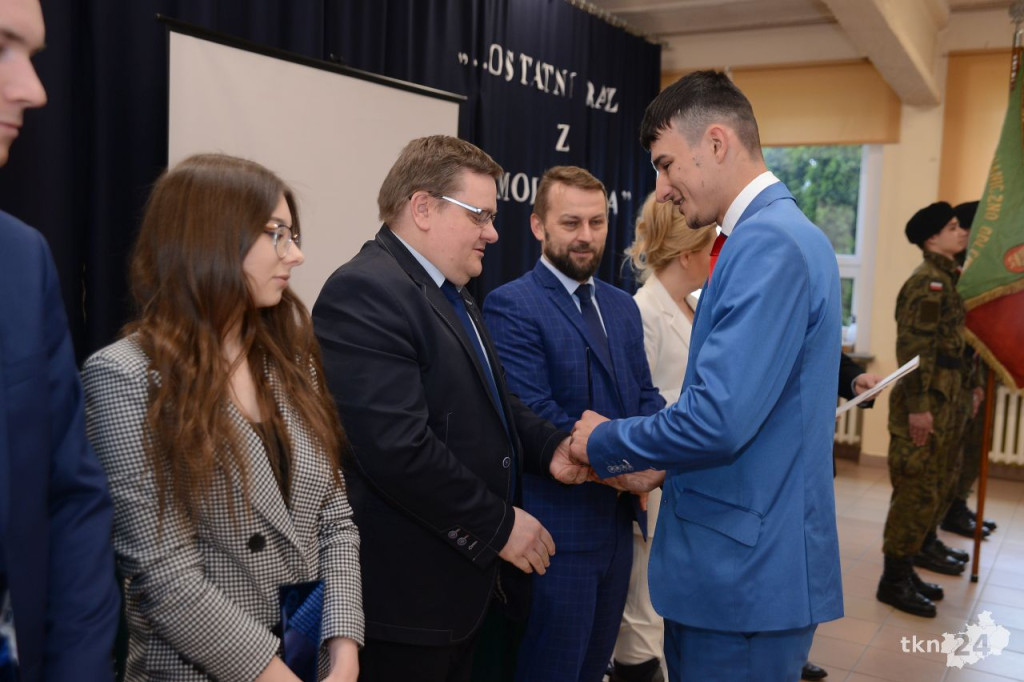 Maturzyści mają już wakacje. Szkoły ich uroczyście pożegnały [fotorelacja]