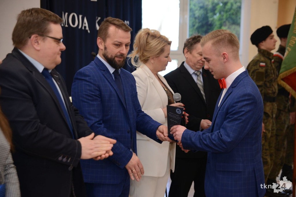 Maturzyści mają już wakacje. Szkoły ich uroczyście pożegnały [fotorelacja]