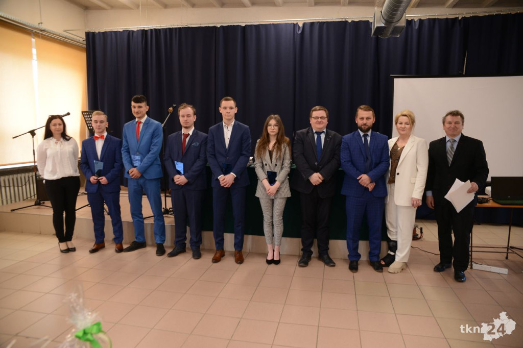 Maturzyści mają już wakacje. Szkoły ich uroczyście pożegnały [fotorelacja]