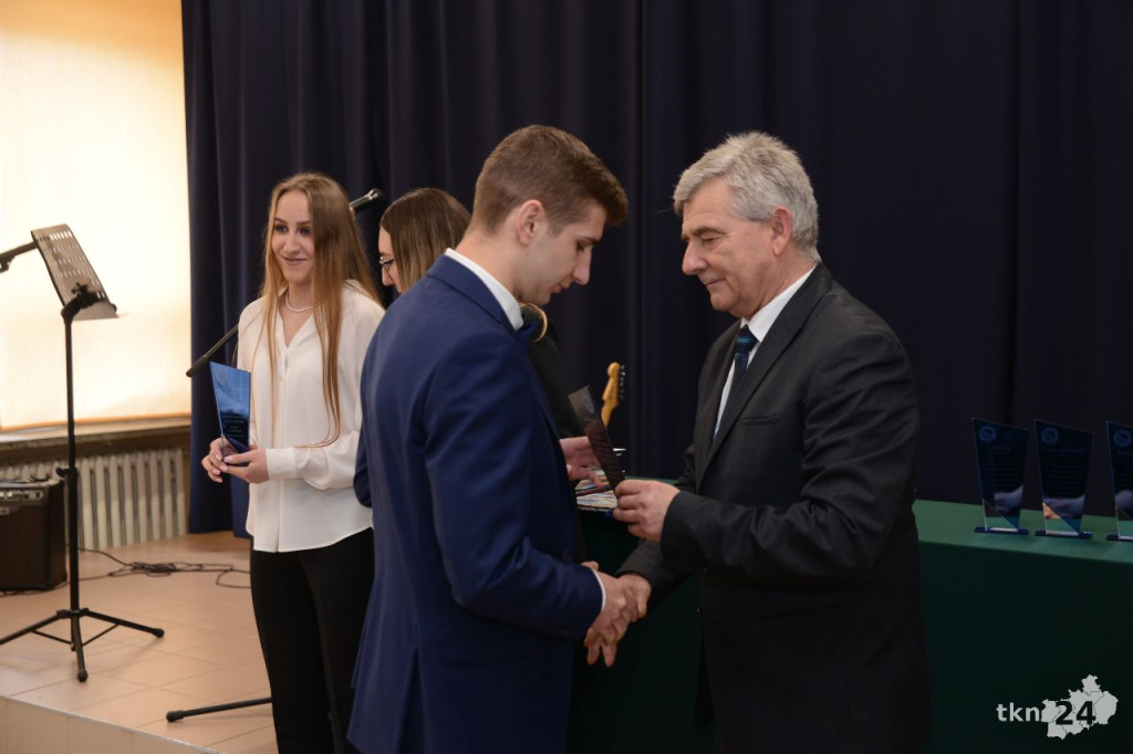 Maturzyści mają już wakacje. Szkoły ich uroczyście pożegnały [fotorelacja]