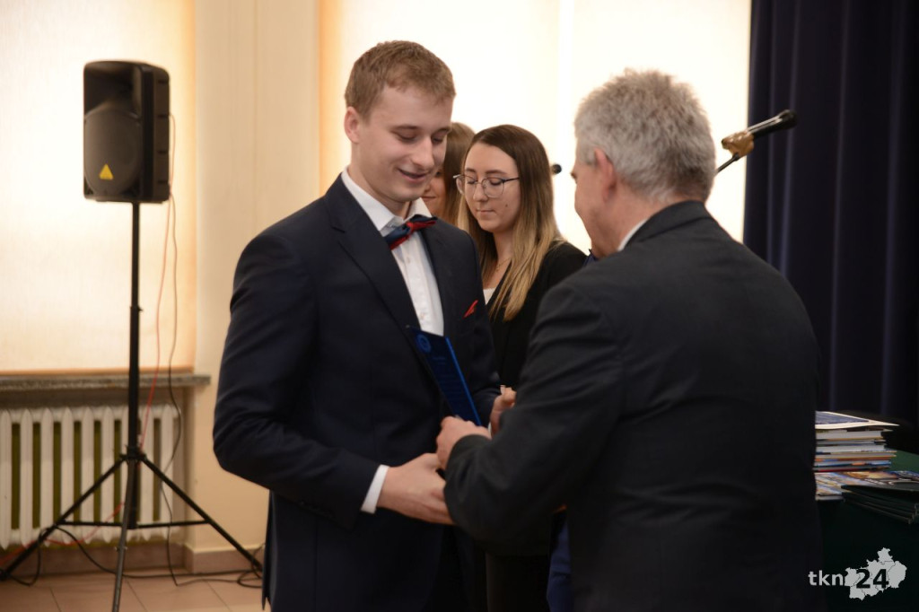 Maturzyści mają już wakacje. Szkoły ich uroczyście pożegnały [fotorelacja]