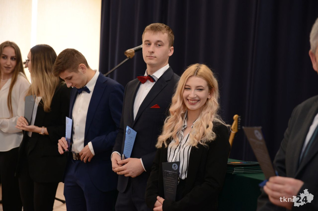 Maturzyści mają już wakacje. Szkoły ich uroczyście pożegnały [fotorelacja]