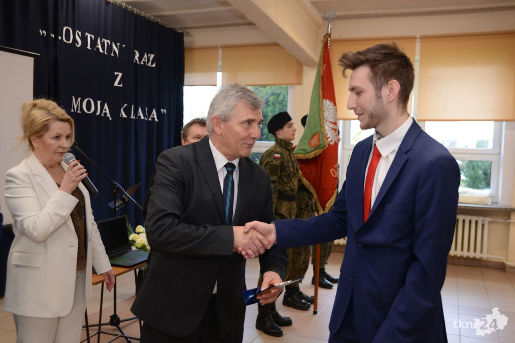 Maturzyści mają już wakacje. Szkoły ich uroczyście pożegnały [fotorelacja]