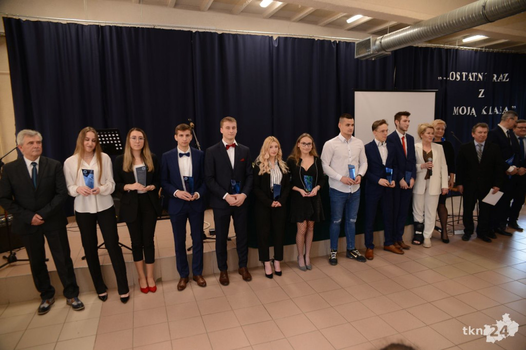 Maturzyści mają już wakacje. Szkoły ich uroczyście pożegnały [fotorelacja]