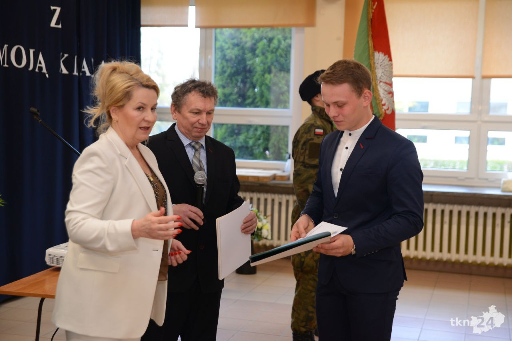 Maturzyści mają już wakacje. Szkoły ich uroczyście pożegnały [fotorelacja]