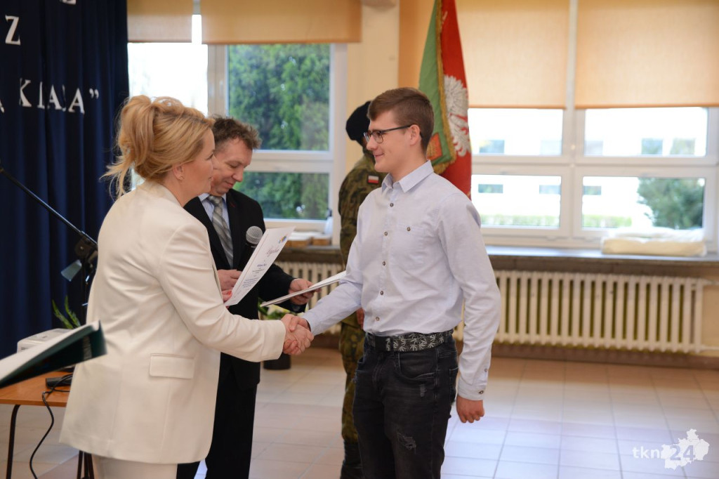 Maturzyści mają już wakacje. Szkoły ich uroczyście pożegnały [fotorelacja]