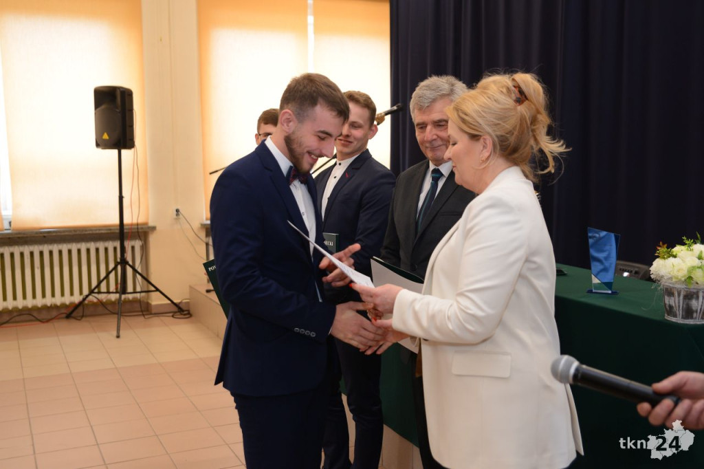 Maturzyści mają już wakacje. Szkoły ich uroczyście pożegnały [fotorelacja]