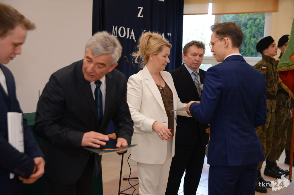 Maturzyści mają już wakacje. Szkoły ich uroczyście pożegnały [fotorelacja]