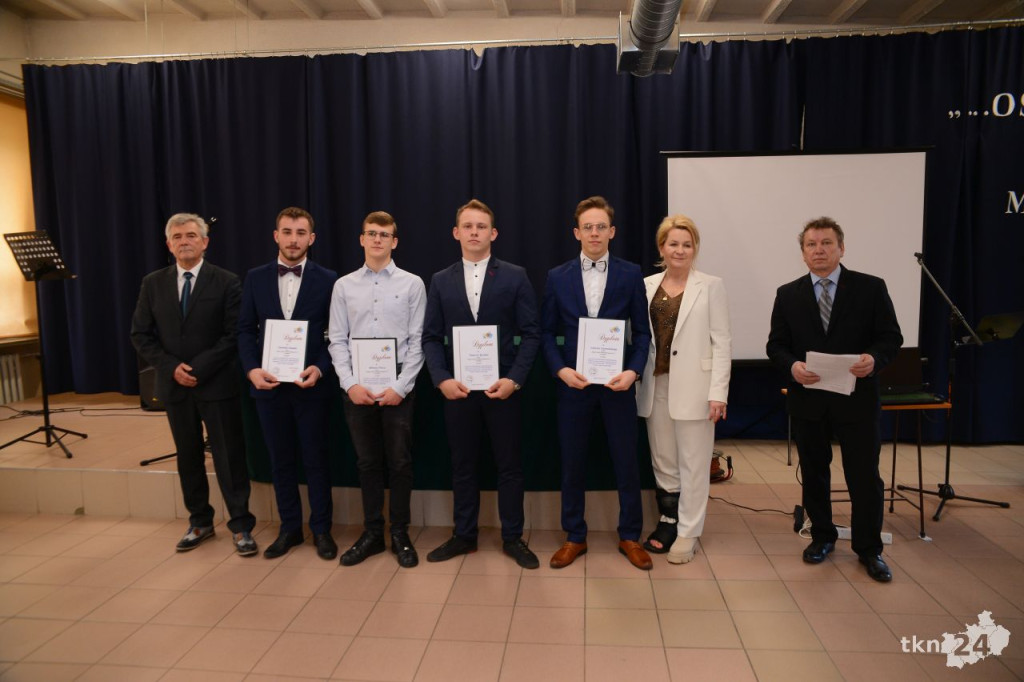 Maturzyści mają już wakacje. Szkoły ich uroczyście pożegnały [fotorelacja]