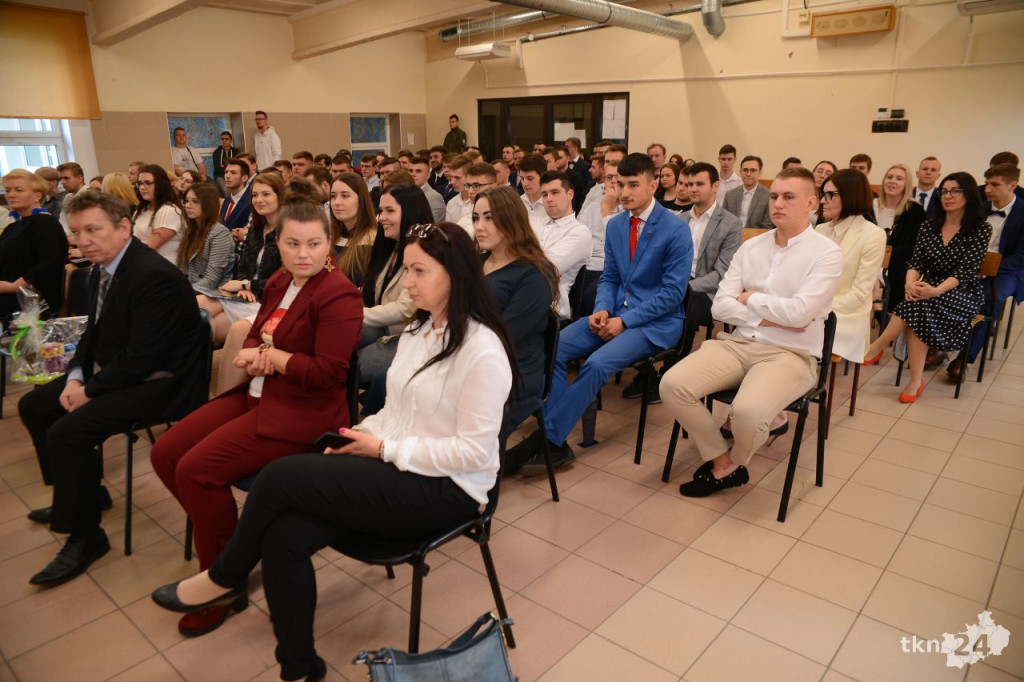 Maturzyści mają już wakacje. Szkoły ich uroczyście pożegnały [fotorelacja]