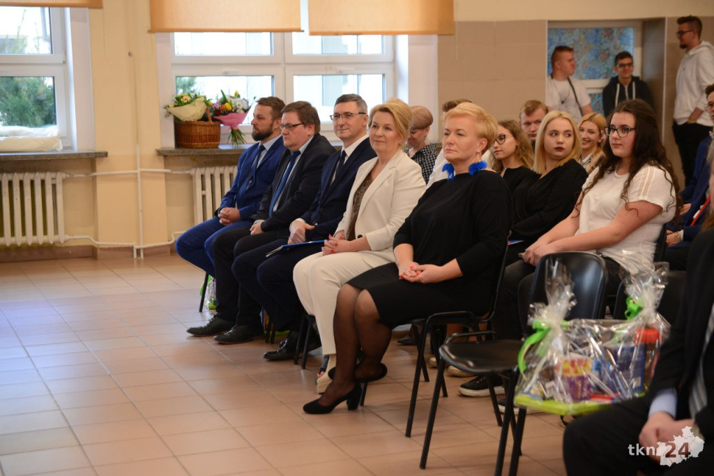 Maturzyści mają już wakacje. Szkoły ich uroczyście pożegnały [fotorelacja]