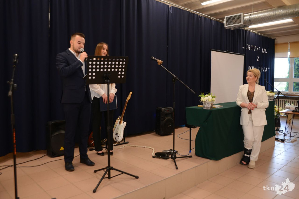 Maturzyści mają już wakacje. Szkoły ich uroczyście pożegnały [fotorelacja]