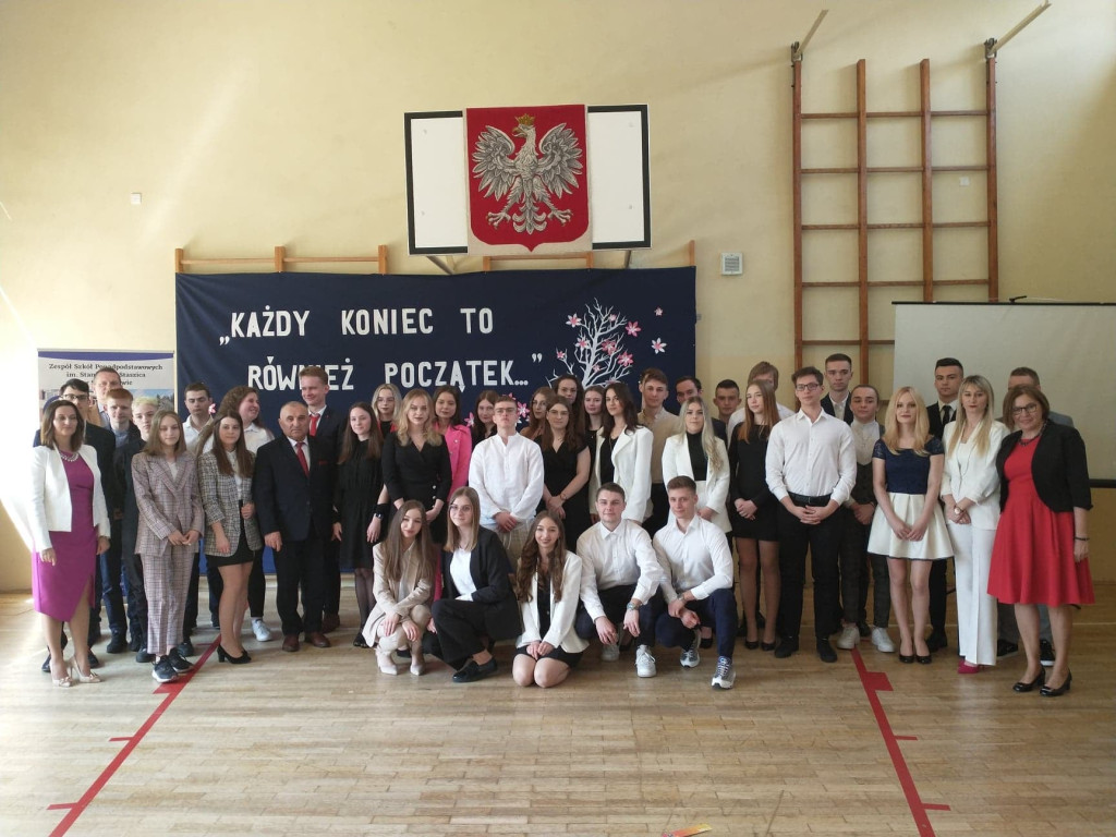 Maturzyści mają już wakacje. Szkoły ich uroczyście pożegnały [fotorelacja]