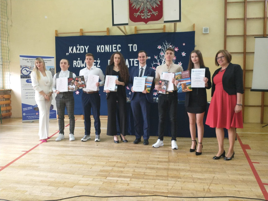 Maturzyści mają już wakacje. Szkoły ich uroczyście pożegnały [fotorelacja]