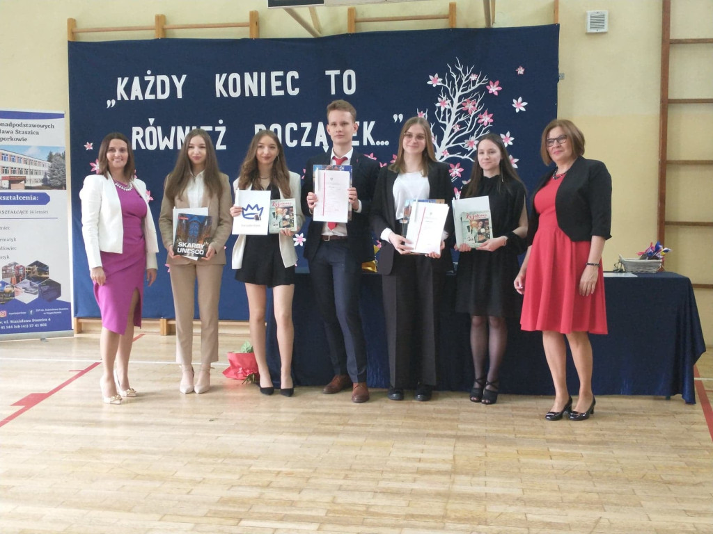 Maturzyści mają już wakacje. Szkoły ich uroczyście pożegnały [fotorelacja]