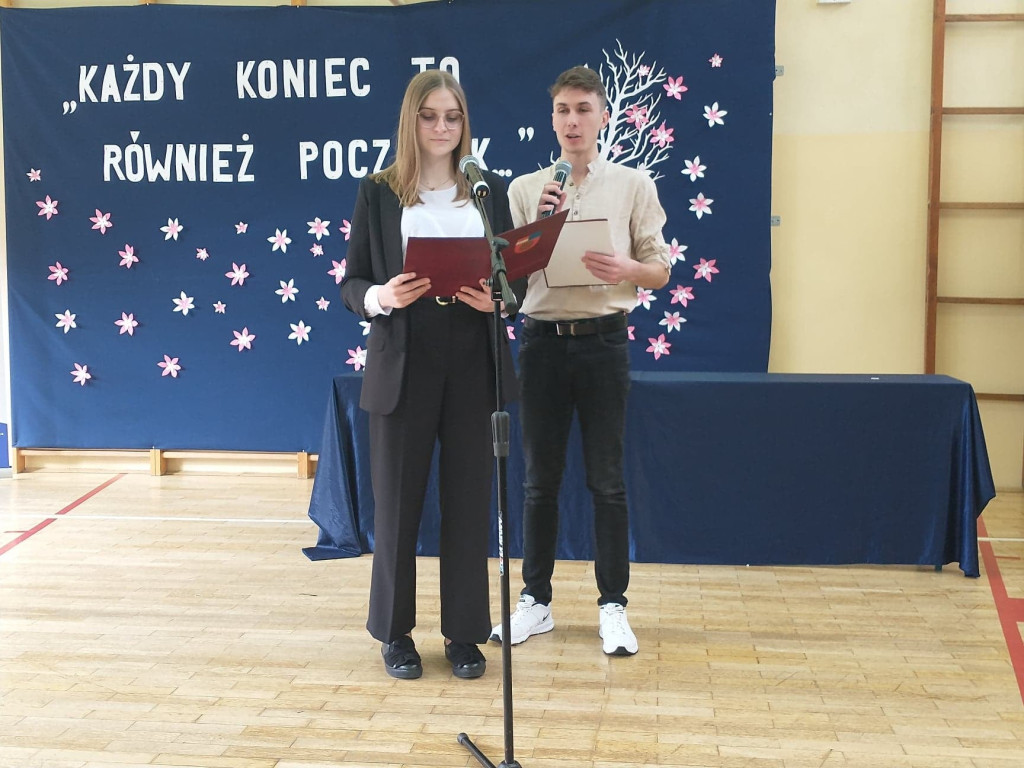 Maturzyści mają już wakacje. Szkoły ich uroczyście pożegnały [fotorelacja]
