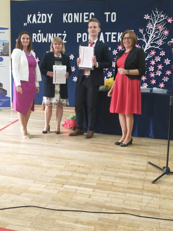 Maturzyści mają już wakacje. Szkoły ich uroczyście pożegnały [fotorelacja]
