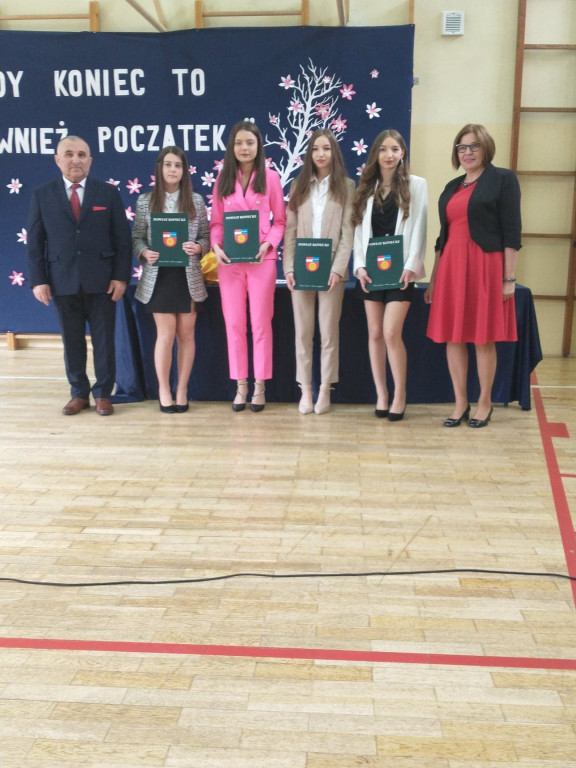 Maturzyści mają już wakacje. Szkoły ich uroczyście pożegnały [fotorelacja]