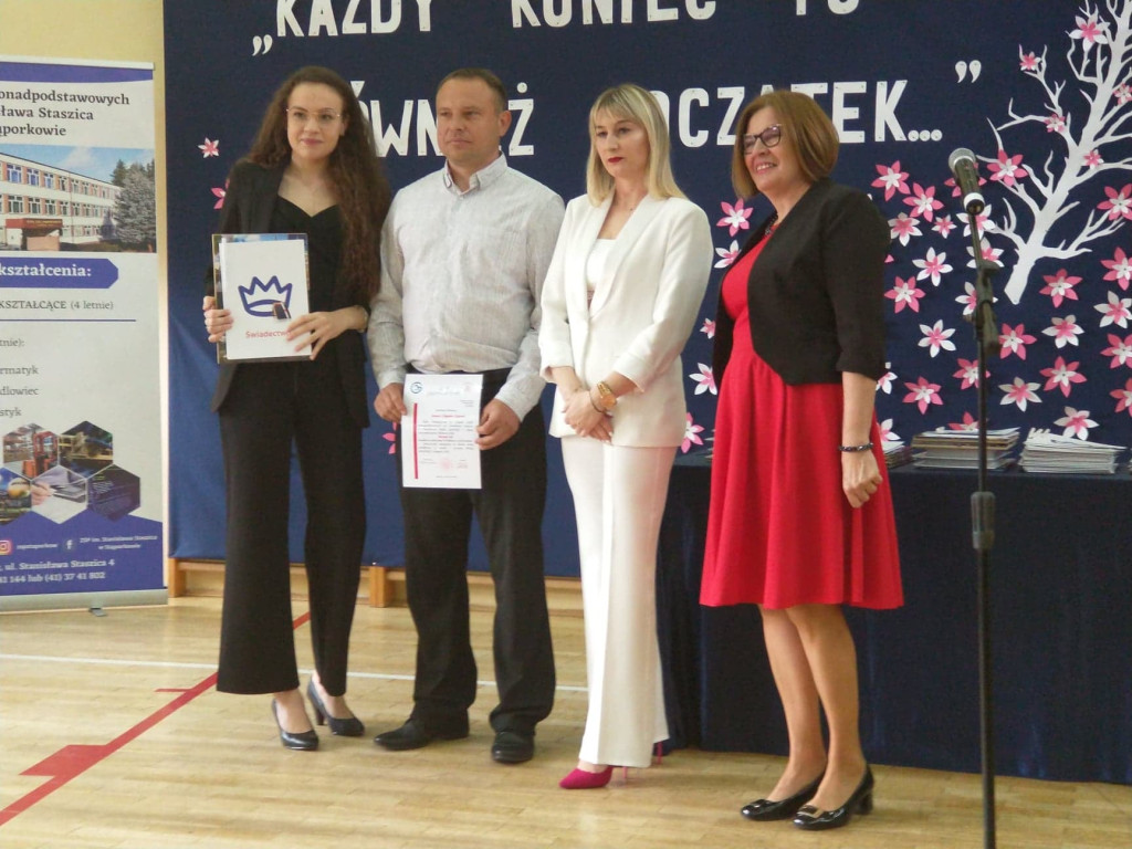 Maturzyści mają już wakacje. Szkoły ich uroczyście pożegnały [fotorelacja]