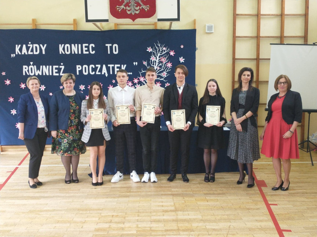 Maturzyści mają już wakacje. Szkoły ich uroczyście pożegnały [fotorelacja]