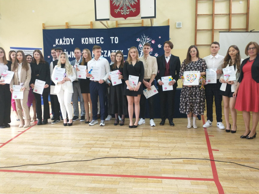 Maturzyści mają już wakacje. Szkoły ich uroczyście pożegnały [fotorelacja]