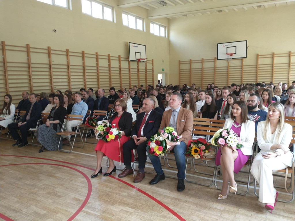 Maturzyści mają już wakacje. Szkoły ich uroczyście pożegnały [fotorelacja]