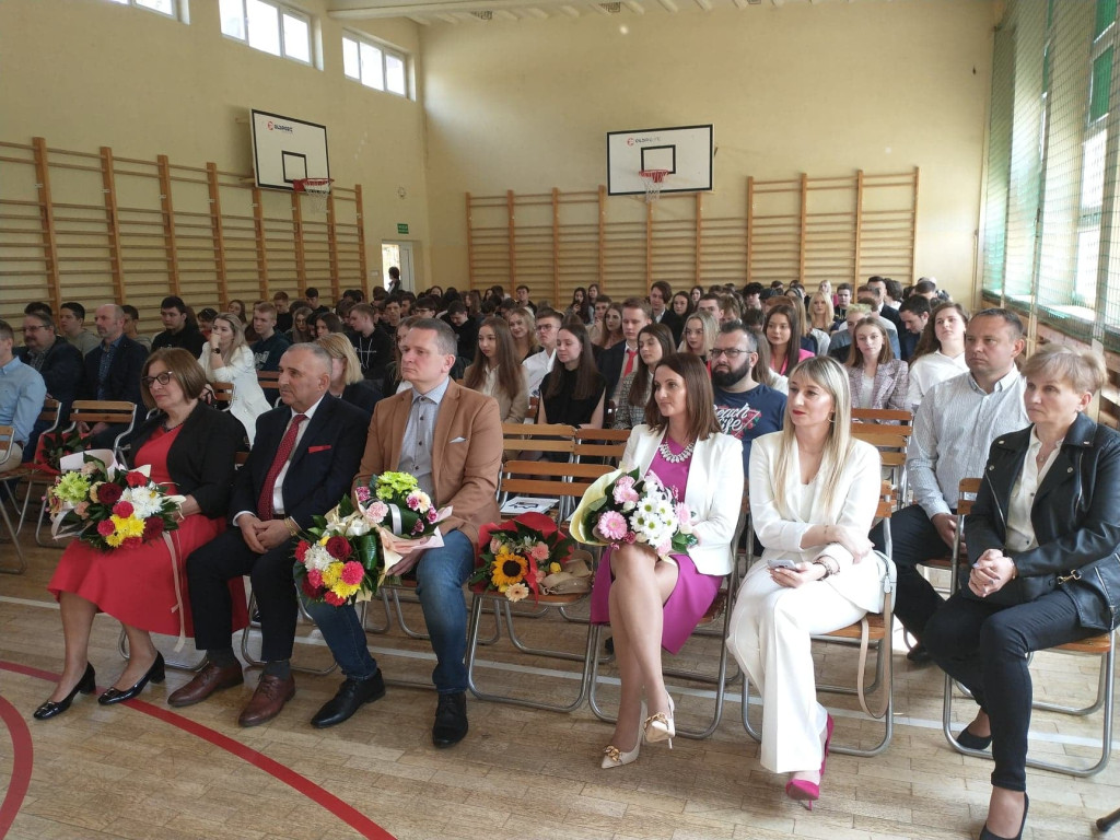 Maturzyści mają już wakacje. Szkoły ich uroczyście pożegnały [fotorelacja]
