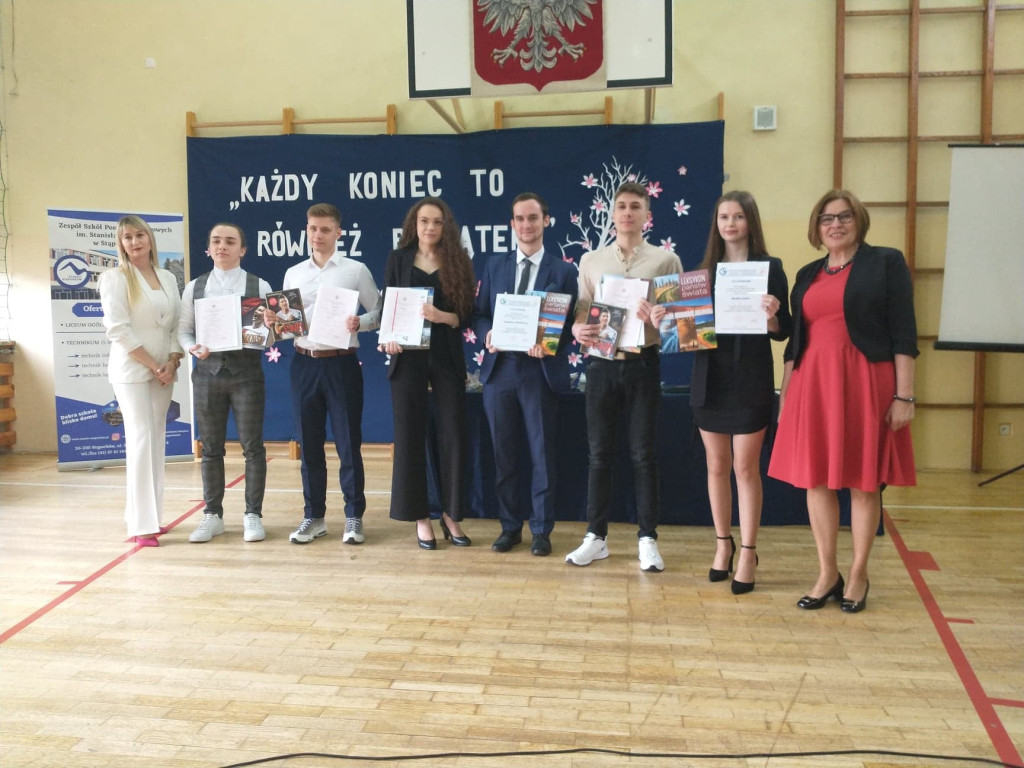 Maturzyści mają już wakacje. Szkoły ich uroczyście pożegnały [fotorelacja]