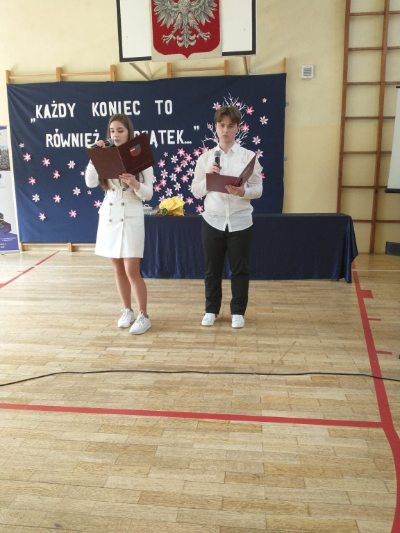 Maturzyści mają już wakacje. Szkoły ich uroczyście pożegnały [fotorelacja]