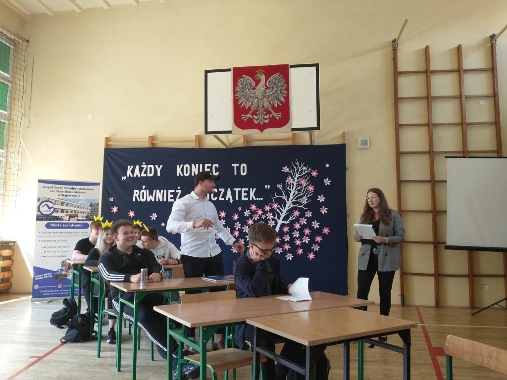 Maturzyści mają już wakacje. Szkoły ich uroczyście pożegnały [fotorelacja]