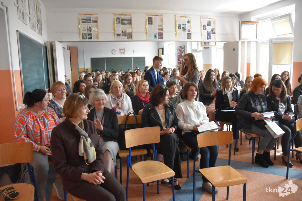 Maturzyści mają już wakacje. Szkoły ich uroczyście pożegnały [fotorelacja]