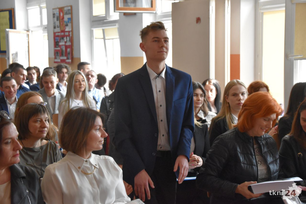 Maturzyści mają już wakacje. Szkoły ich uroczyście pożegnały [fotorelacja]