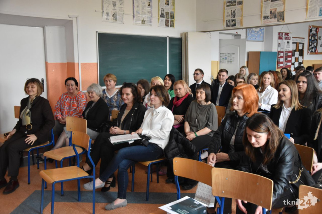 Maturzyści mają już wakacje. Szkoły ich uroczyście pożegnały [fotorelacja]