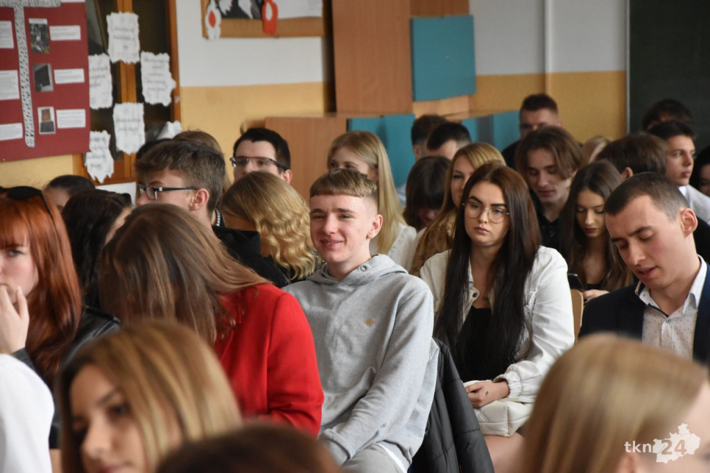 Maturzyści mają już wakacje. Szkoły ich uroczyście pożegnały [fotorelacja]