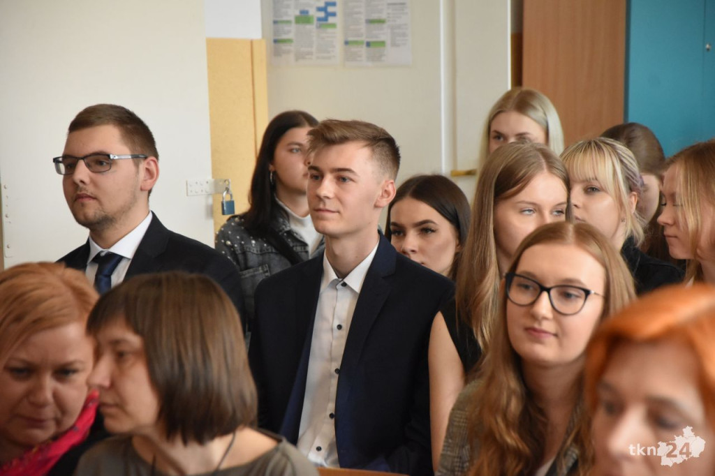 Maturzyści mają już wakacje. Szkoły ich uroczyście pożegnały [fotorelacja]