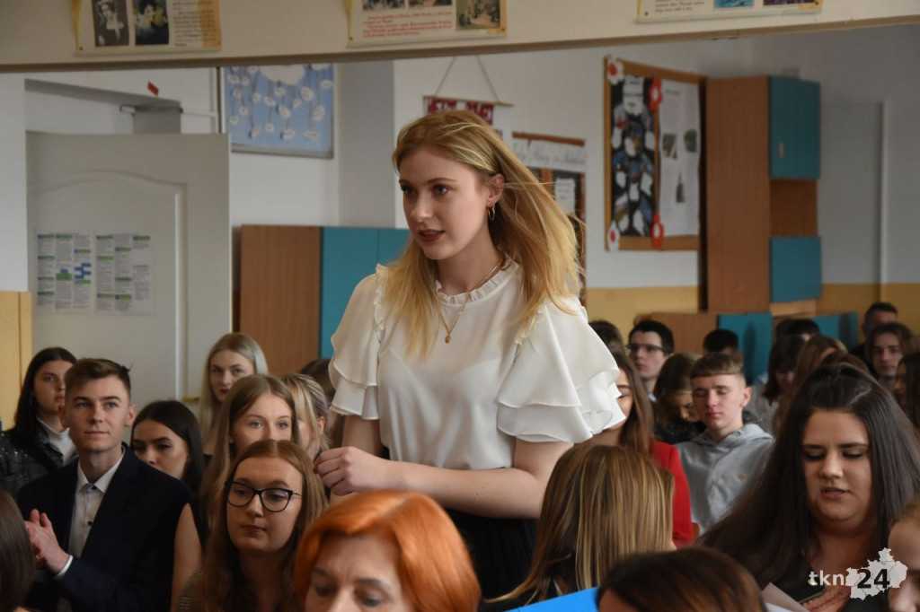 Maturzyści mają już wakacje. Szkoły ich uroczyście pożegnały [fotorelacja]