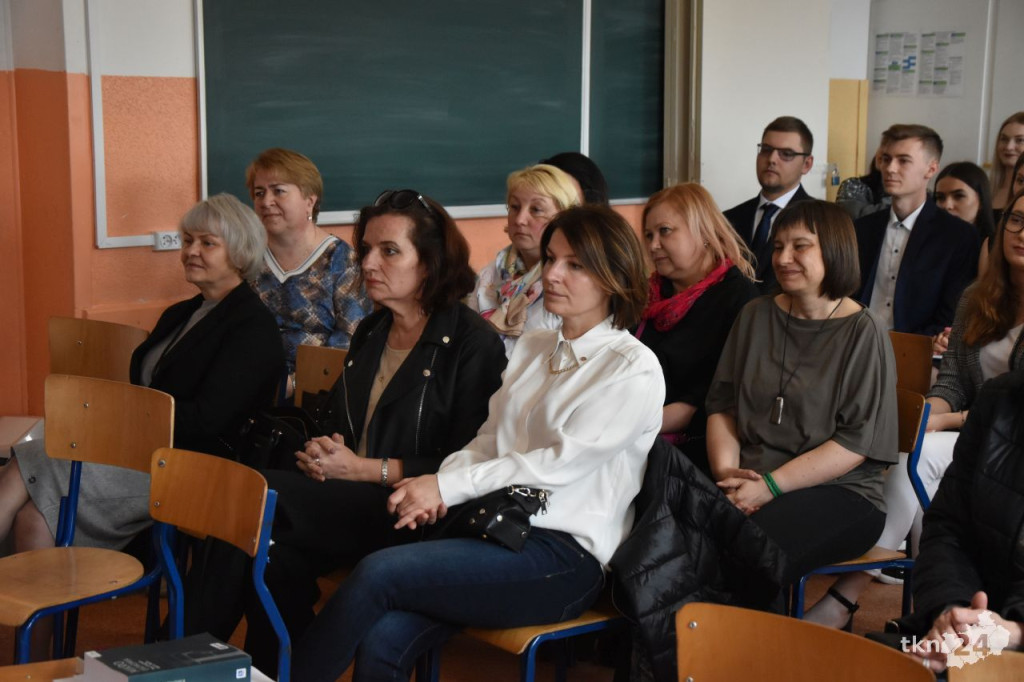 Maturzyści mają już wakacje. Szkoły ich uroczyście pożegnały [fotorelacja]