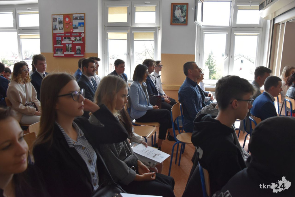 Maturzyści mają już wakacje. Szkoły ich uroczyście pożegnały [fotorelacja]