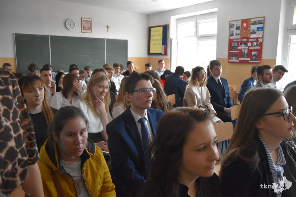 Maturzyści mają już wakacje. Szkoły ich uroczyście pożegnały [fotorelacja]