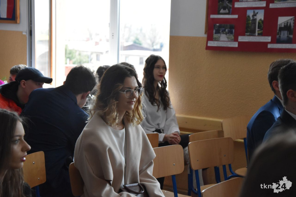 Maturzyści mają już wakacje. Szkoły ich uroczyście pożegnały [fotorelacja]