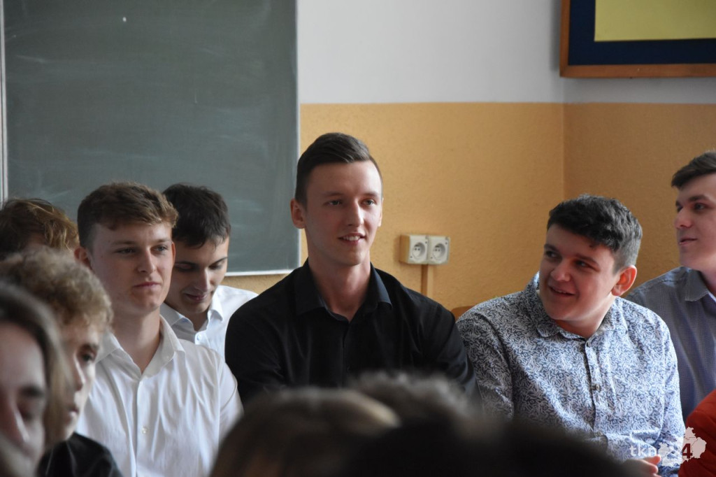 Maturzyści mają już wakacje. Szkoły ich uroczyście pożegnały [fotorelacja]