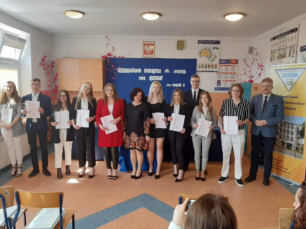 Maturzyści mają już wakacje. Szkoły ich uroczyście pożegnały [fotorelacja]