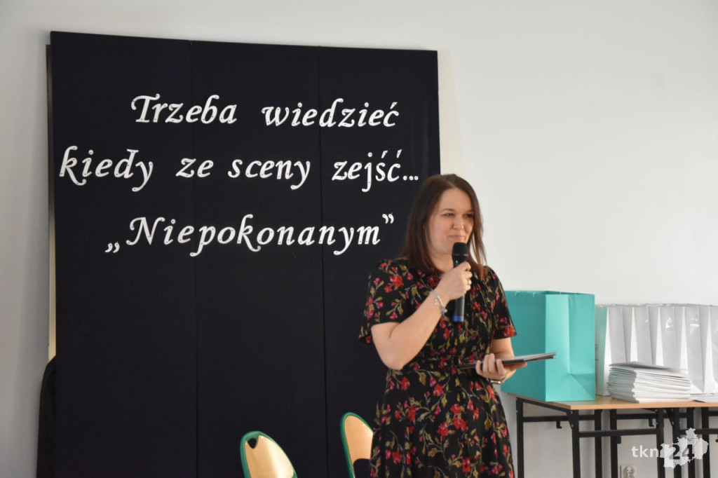 Maturzyści mają już wakacje. Szkoły ich uroczyście pożegnały [fotorelacja]