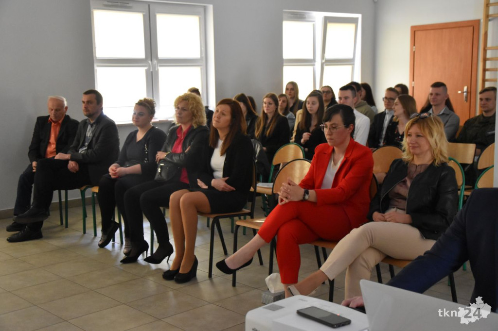 Maturzyści mają już wakacje. Szkoły ich uroczyście pożegnały [fotorelacja]