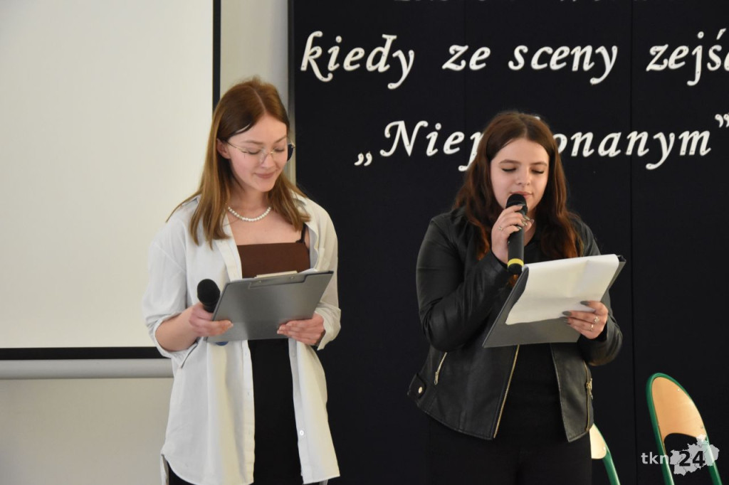 Maturzyści mają już wakacje. Szkoły ich uroczyście pożegnały [fotorelacja]
