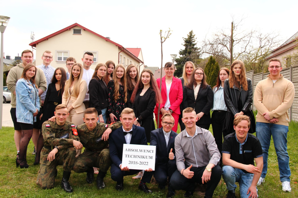 Maturzyści mają już wakacje. Szkoły ich uroczyście pożegnały [fotorelacja]