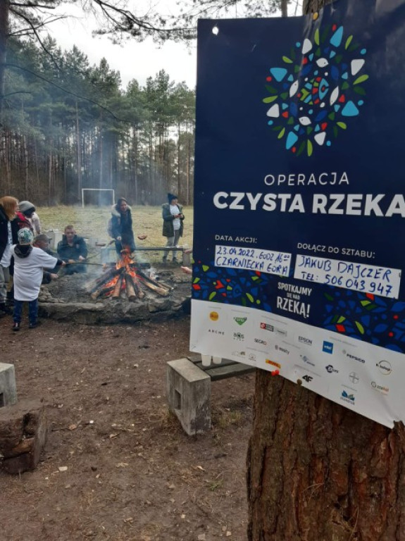 W Czarnieckiej Górze sprzątali rzekę Czarną. Pomogli goście z Ukrainy [zdjęcia]