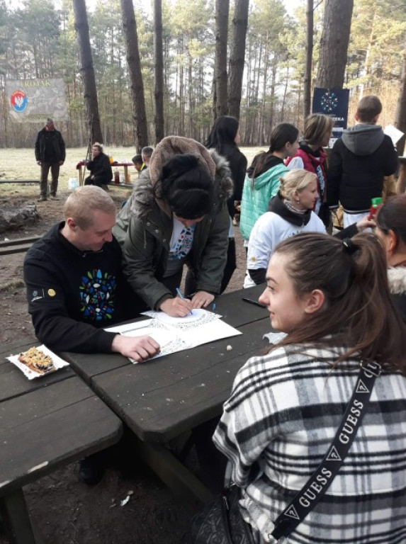 W Czarnieckiej Górze sprzątali rzekę Czarną. Pomogli goście z Ukrainy [zdjęcia]