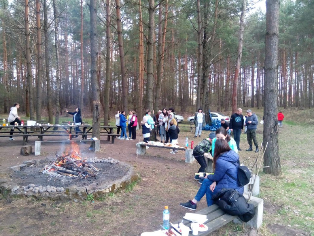 W Czarnieckiej Górze sprzątali rzekę Czarną. Pomogli goście z Ukrainy [zdjęcia]