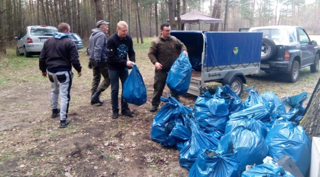 W Czarnieckiej Górze sprzątali rzekę Czarną. Pomogli goście z Ukrainy [zdjęcia]